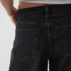 Pantalones cortos de mezclilla de talle medio y corte largo de 11"