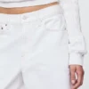 Pantalones cortos de mezclilla de talle medio y corte largo de 11"