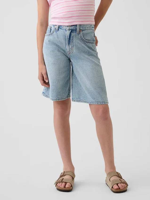 Pantalones cortos de mezclilla de talle medio y corte largo para niños