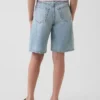 Pantalones cortos de mezclilla de talle medio y corte largo para niños