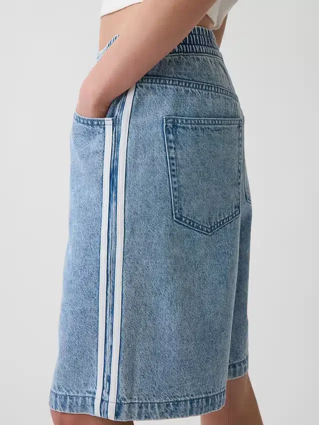 Pantalones cortos de mezclilla largos «Easy Stripe» ultrasuaves de talle medio, de 11"
