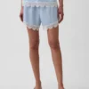Pantalones cortos de talle medio de 4" con ribete de encaje y mezcla de lino