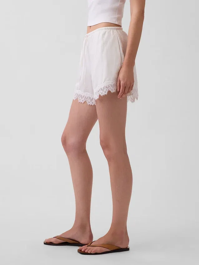 Pantalones cortos de talle medio de 4" con ribete de encaje y mezcla de lino