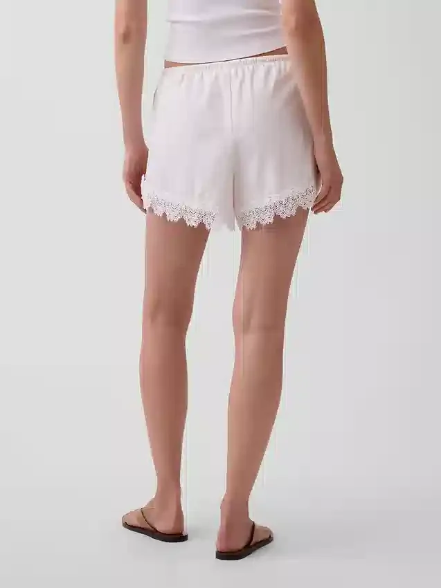 Pantalones cortos de talle medio de 4" con ribete de encaje y mezcla de lino