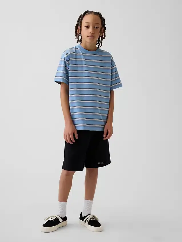 Pantalones cortos deportivos de malla para niños de 8"
