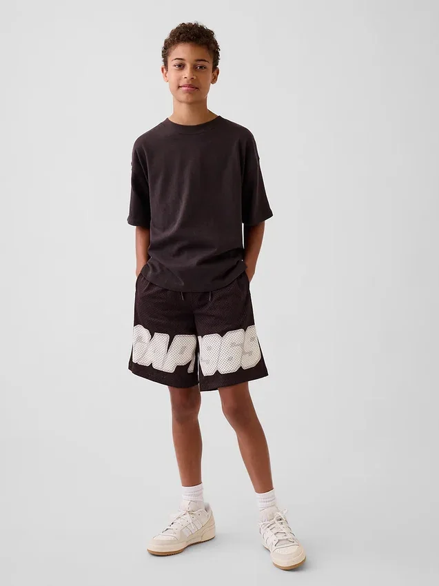 Pantalones cortos deportivos de malla para niños de 8"