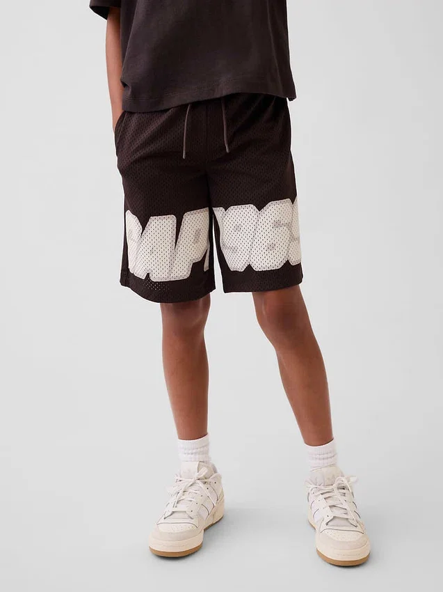 Pantalones cortos deportivos de malla para niños de 8"
