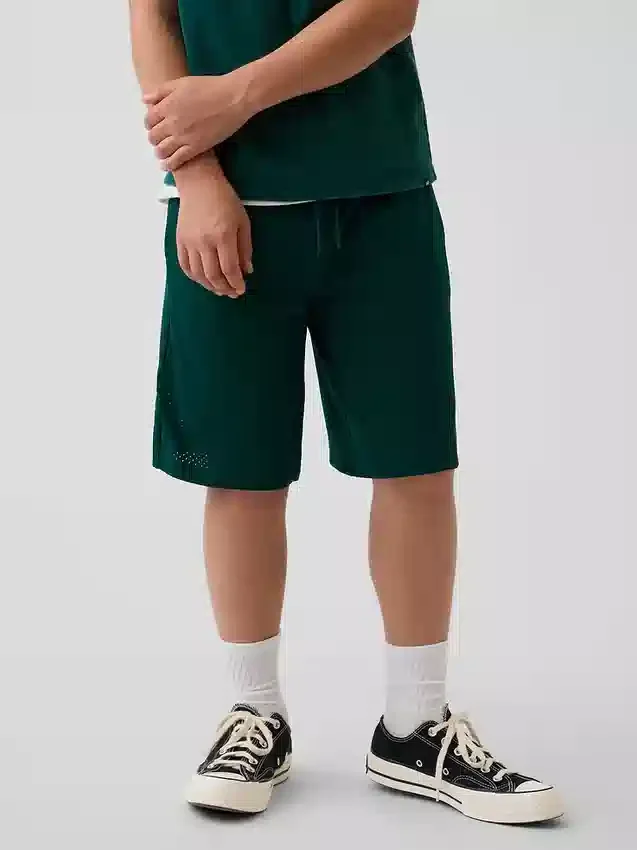 Pantalones cortos deportivos de malla para niños de 8"