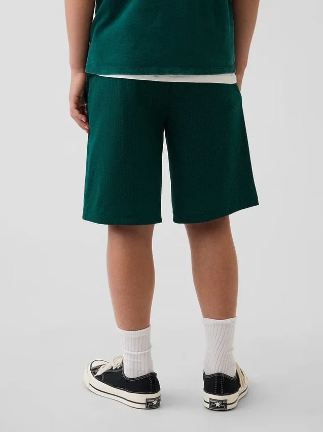 Pantalones cortos deportivos de malla para niños de 8"