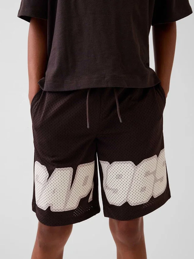 Pantalones cortos deportivos de malla para niños de 8"