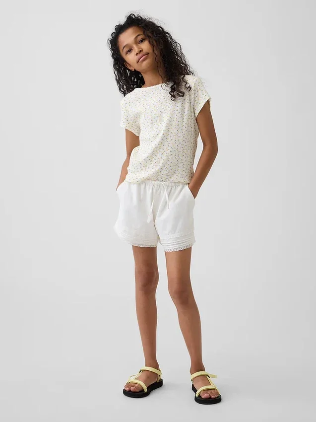 Pantalones cortos fáciles de poner para niños de lino y algodón con ribete de encaje
