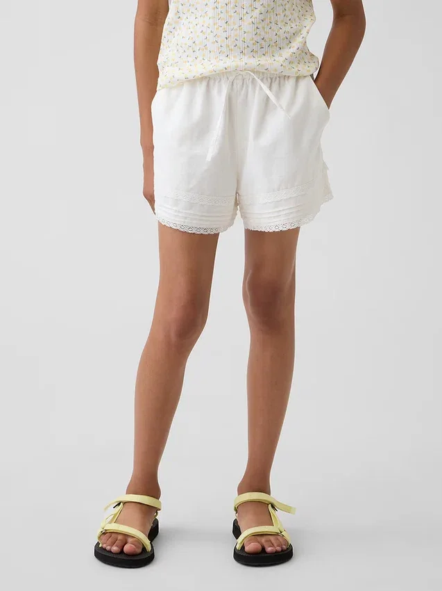 Pantalones cortos fáciles de poner para niños de lino y algodón con ribete de encaje
