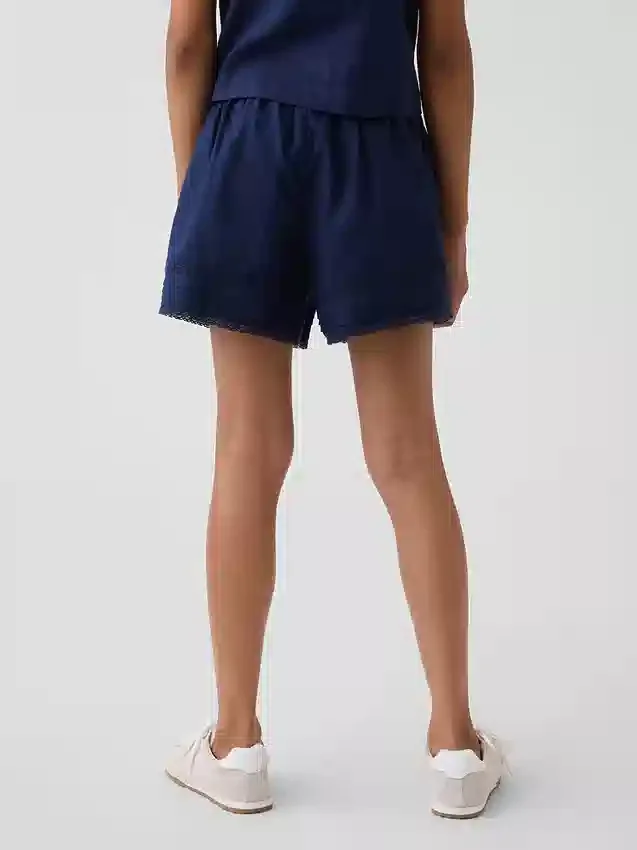 Pantalones cortos fáciles de poner para niños de lino y algodón con ribete de encaje