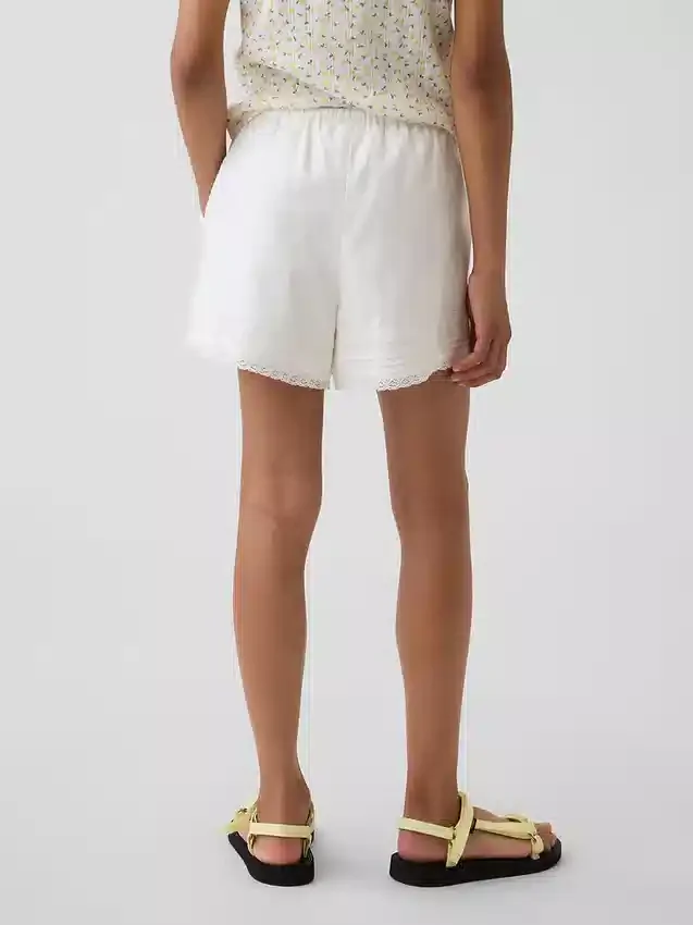 Pantalones cortos fáciles de poner para niños de lino y algodón con ribete de encaje