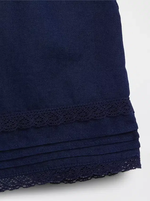 Pantalones cortos fáciles de poner para niños de lino y algodón con ribete de encaje