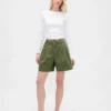 Pantalones cortos plisados de sarga de talle medio de 6"