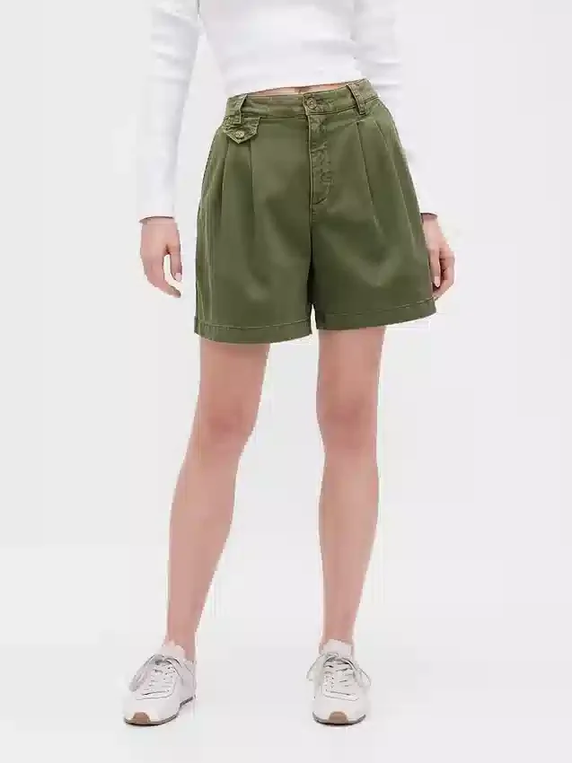 Pantalones cortos plisados de sarga de talle medio de 6"