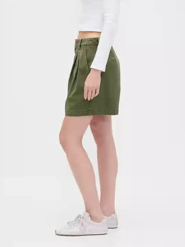 Pantalones cortos plisados de sarga de talle medio de 6"