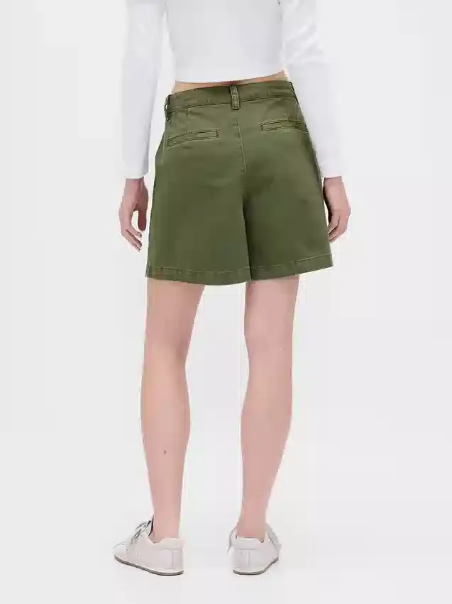 Pantalones cortos plisados de sarga de talle medio de 6"