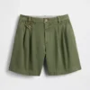 Pantalones cortos plisados de sarga de talle medio de 6"