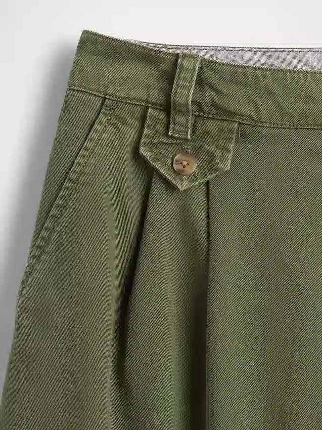 Pantalones cortos plisados de sarga de talle medio de 6"