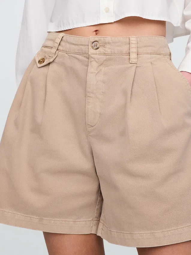 Pantalones cortos plisados de sarga de talle medio de 6"