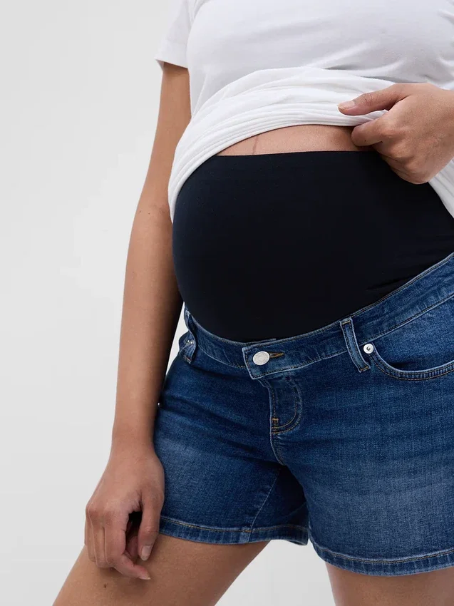 Pantalones cortos premamá de mezclilla con panel completo de 4"