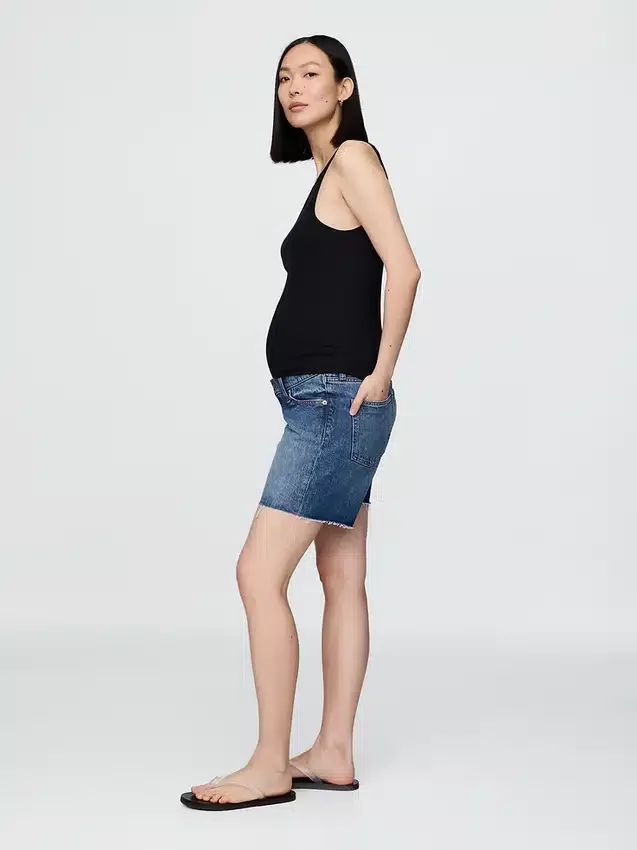 Pantalones cortos premamá de mezclilla de 7" con panel completo
