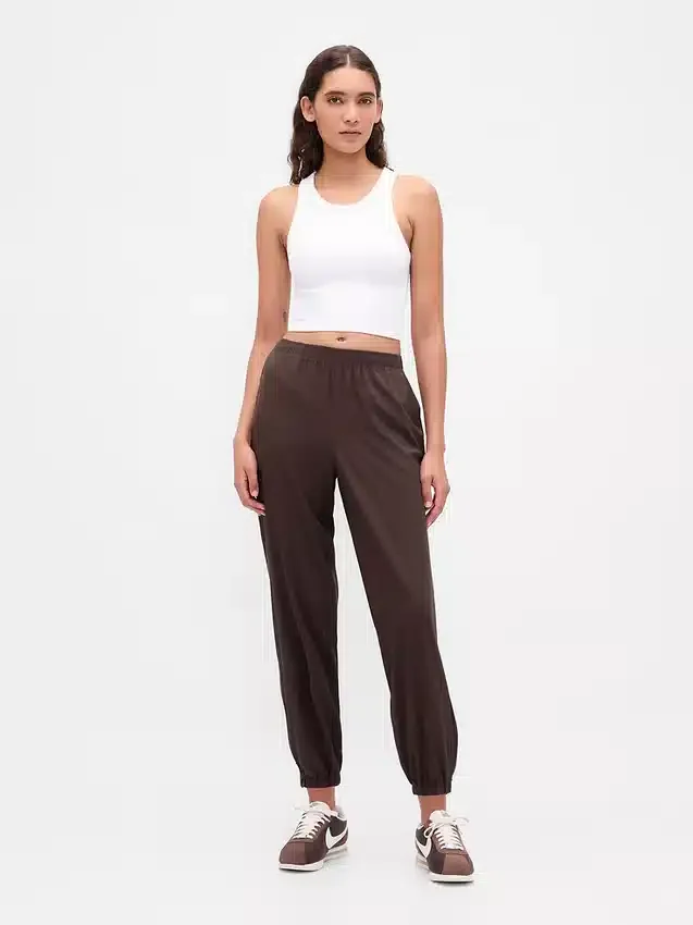 Pantalones de jogging GapFit Tech de talle alto con cremallera en el dobladillo