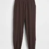 Pantalones de jogging GapFit Tech de talle alto con cremallera en el dobladillo