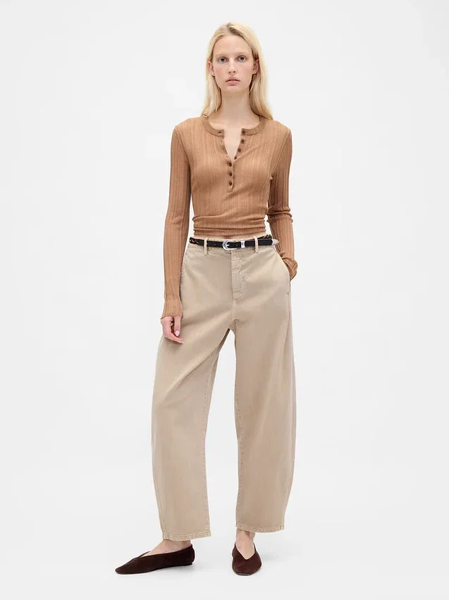 Pantalones de talle medio de sarga con corte de barril