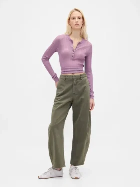 Pantalones de talle medio de sarga con corte de barril