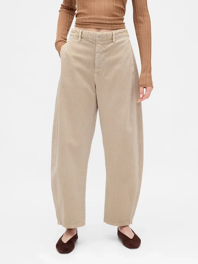 Pantalones de talle medio de sarga con corte de barril