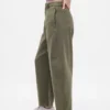 Pantalones de talle medio de sarga con corte de barril