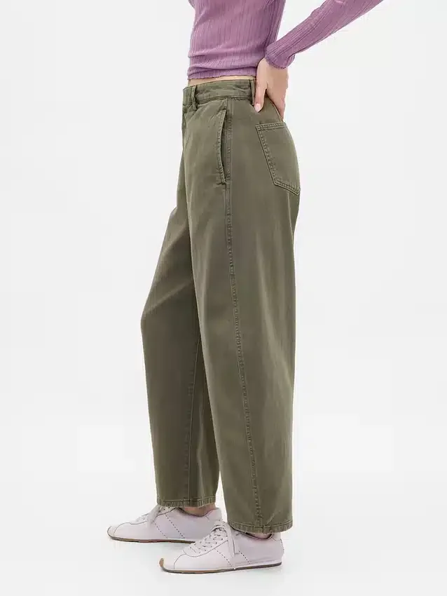 Pantalones de talle medio de sarga con corte de barril