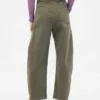 Pantalones de talle medio de sarga con corte de barril