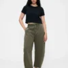Pantalones de talle medio de sarga con corte de barril