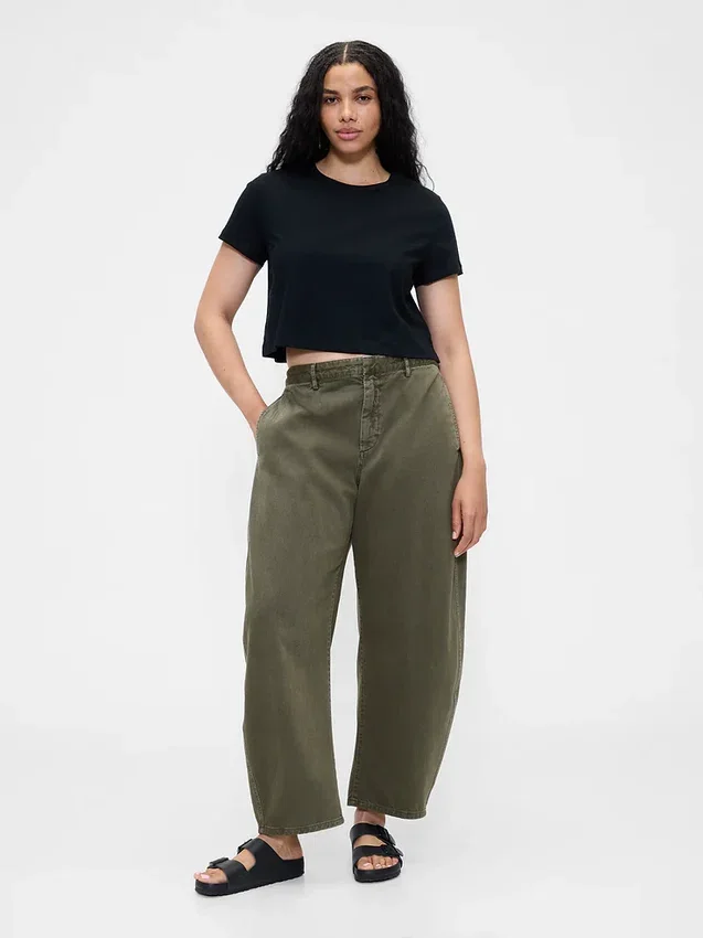 Pantalones de talle medio de sarga con corte de barril