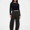 Pantalones de talle medio de sarga con corte de barril