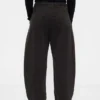 Pantalones de talle medio de sarga con corte de barril