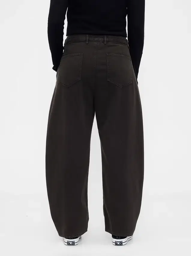 Pantalones de talle medio de sarga con corte de barril