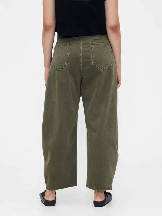 Pantalones de talle medio de sarga con corte de barril