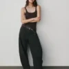 Pantalones de talle medio de sarga con corte de barril