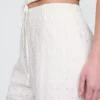 Pantalones de tiro medio con ojales y corte ancho