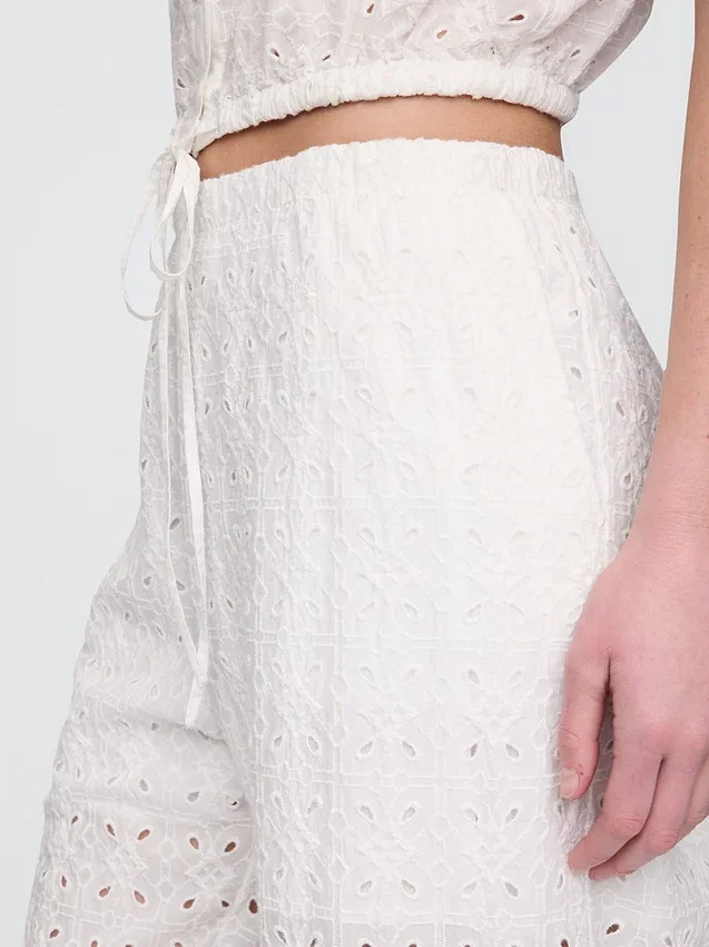 Pantalones de tiro medio con ojales y corte ancho