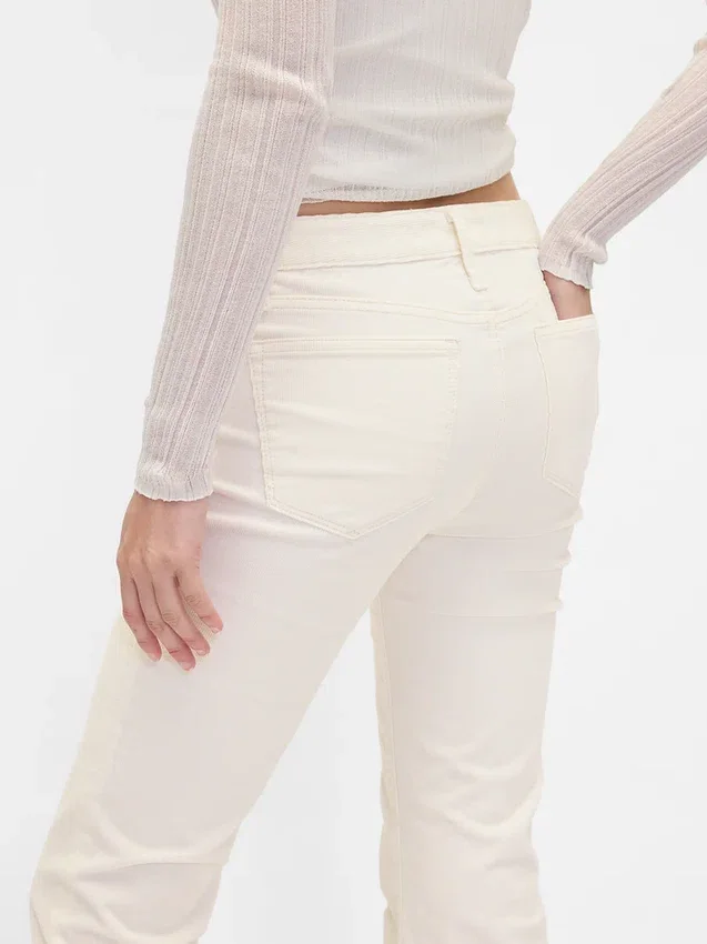 Pantalones largos y ajustados de pana de talle bajo