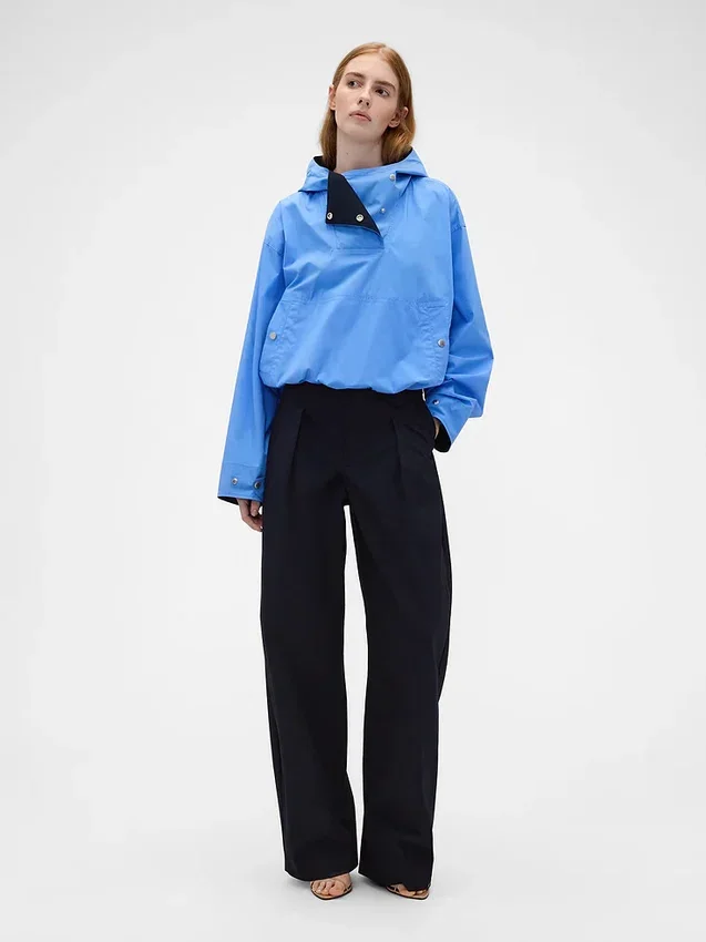 Pantalones plisados de talle alto con corte en arco de GAP × Victoria Beckham