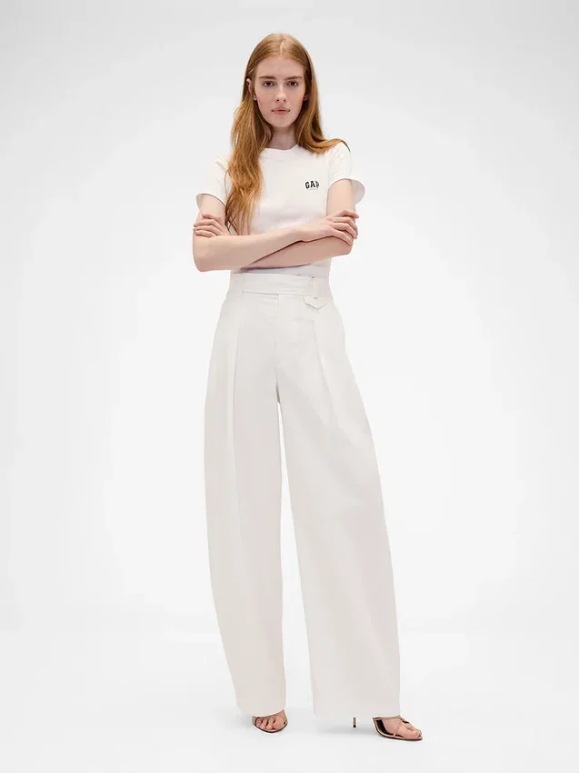Pantalones plisados de talle alto con corte en arco de GAP × Victoria Beckham