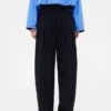 Pantalones plisados de talle alto con corte en arco de GAP × Victoria Beckham