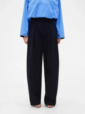 Pantalones plisados de talle alto con corte en arco de GAP × Victoria Beckham
